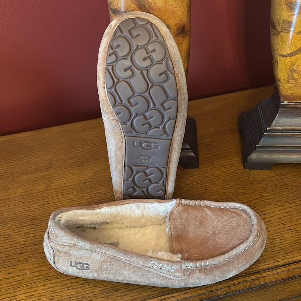 Women’s UGG moccasin slipper/shoe size 7
